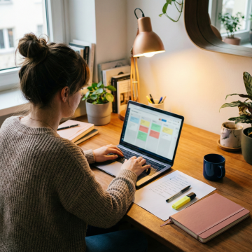 Odkaz na registraci na kurz - Žena u počítače píše prodejní nabídku