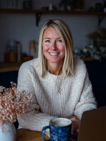 Žena u počítače píše prodejní nabídku